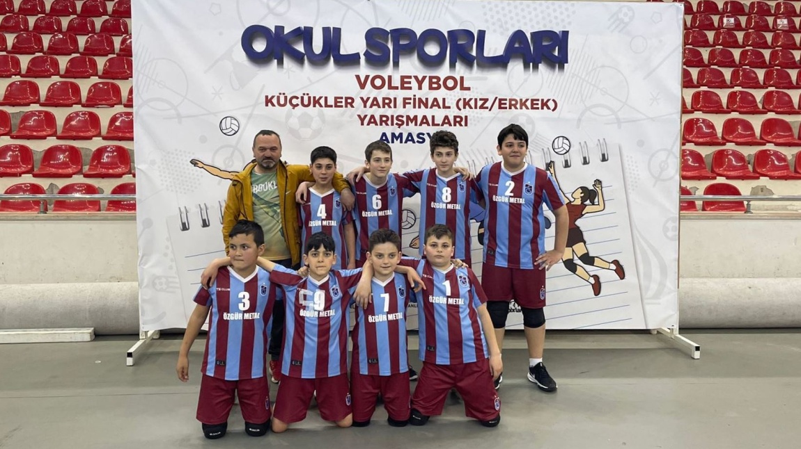 Küçük Erkekler voleybol  takımımız Türkiye Yarı finallerinde birinci olarak  Rize’de düzenlenecek en iyi sekiz takımının katılacağı  Türkiye Finallerine katılmaya hak kazandı.