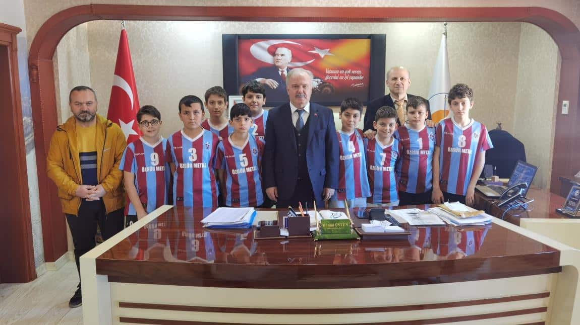 Şampiyonlardan Sürmene Belediye Başkanı Rahmi ÜSTÜN ve İlçe Milli Eğitim Müdürümüz Halil İbrahim REVİ’ye  ziyaret.